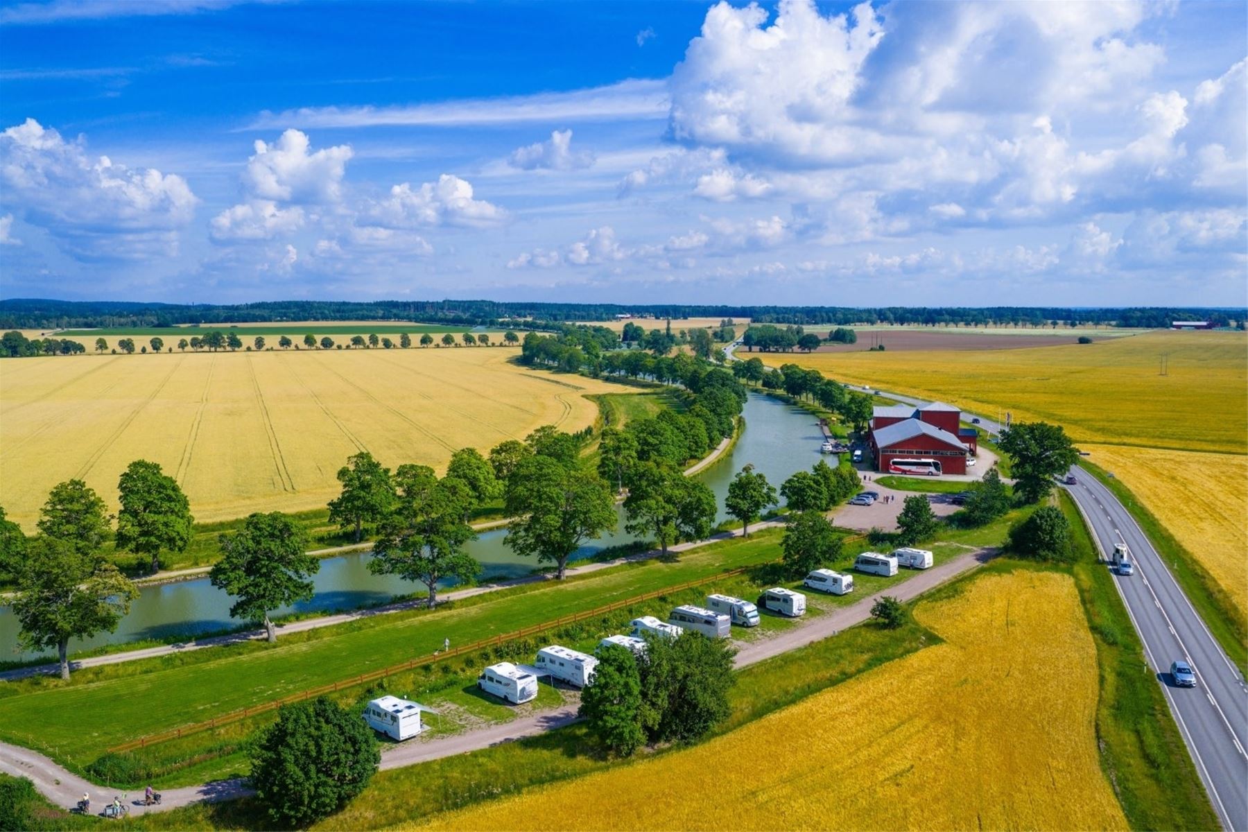 Flygbild över ställplatsen och Göta Kanal vid Ljungs Västra Bro 1